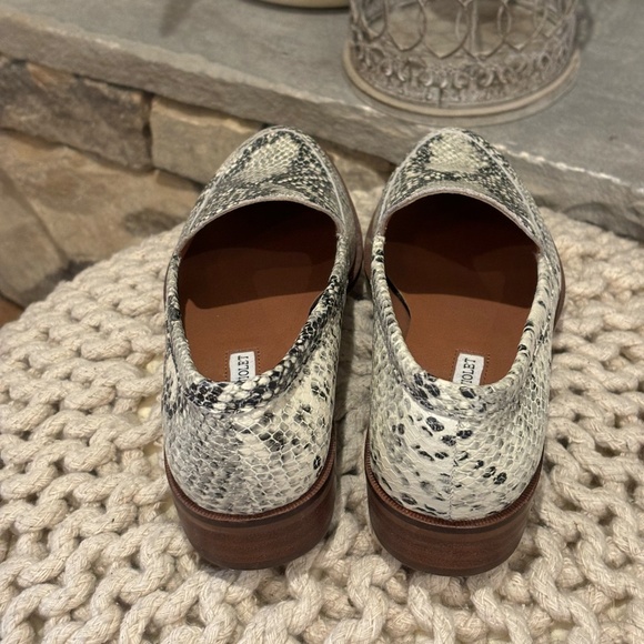 Chelsea & Violet Women's Leather Snakeskin Pattern Flats SZ 5.5 - Picture 4 of 9